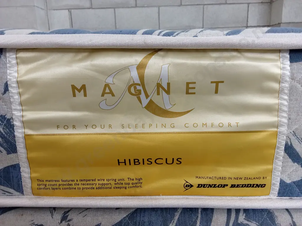 QUEEN MAGNET MATTRESS WITH MATCHING BASE Image 1++