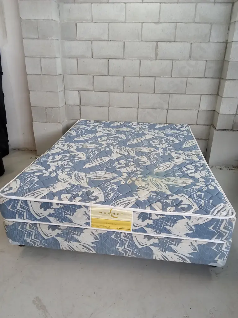 QUEEN MAGNET MATTRESS WITH MATCHING BASE Image 1++