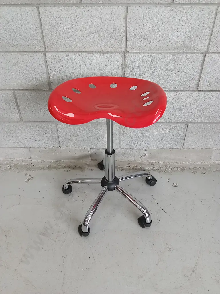 RED PLASTIC SWIVEL CHAIR, 64CM Image 1++