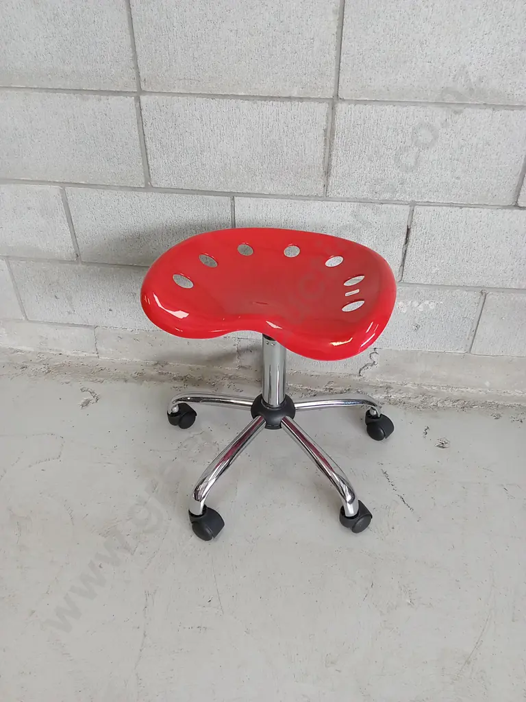 RED PLASTIC SWIVEL CHAIR, 64CM Image 1++