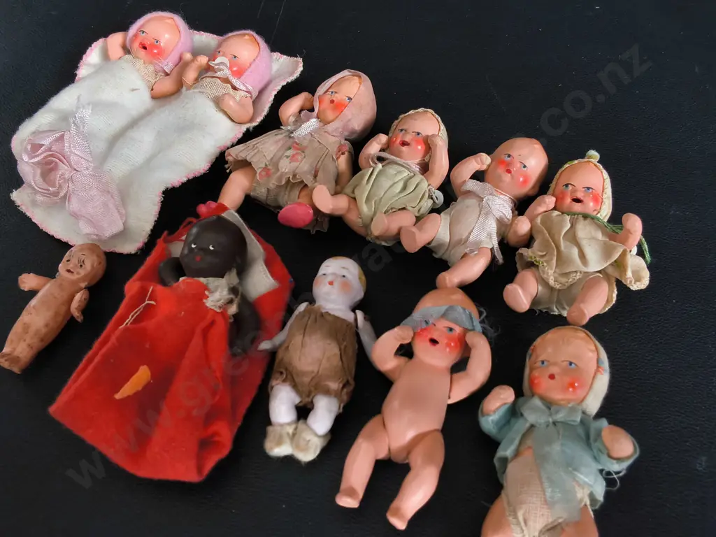 VINTAGE 1930S-1950S MINIATURE CELLULOID AND PLASTIC BABIES, 11 PIECES Image 1++