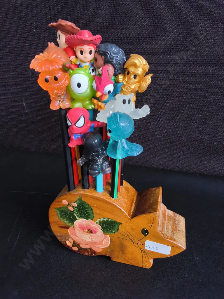 VINTAGE WOODEN CAT PENCIL HOLDER AND CHARACTER TOPPERS Image 1++