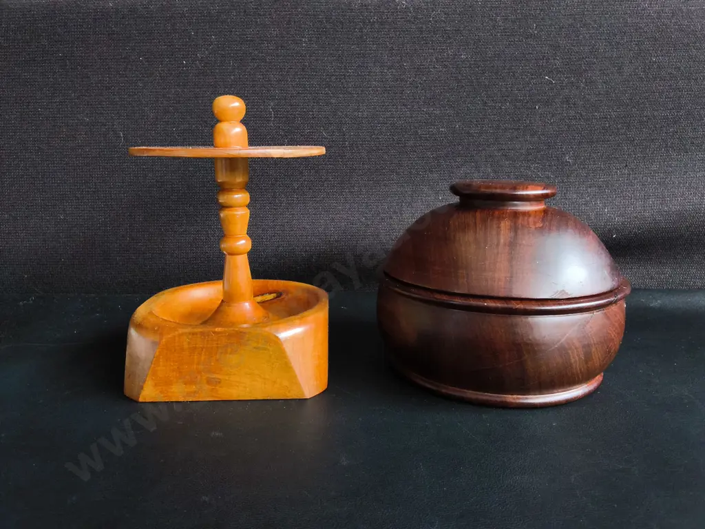 PAIR OF VINTAGE HAND TURNED WOOD ITEMS, INCLUDING LIDDED HEART RIMU BOWL, TALLEST H 19 CM Image 1++