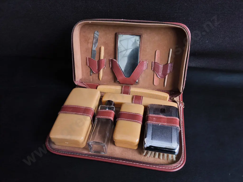 VINTAGE MID CENTURY MEN'S TRAVEL GROOMING KIT, TOILETRY VANITY SET WITH LEATHER CASE Image 1++