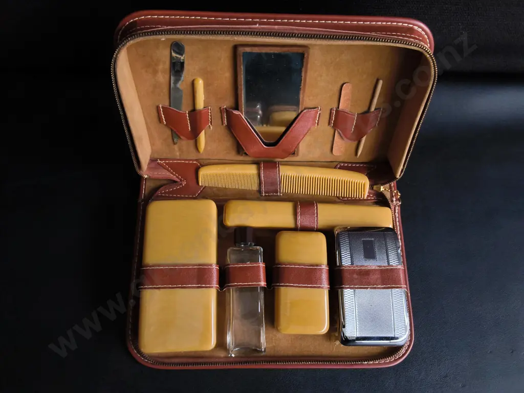 VINTAGE MID CENTURY MEN'S TRAVEL GROOMING KIT, TOILETRY VANITY SET WITH LEATHER CASE Image 1++
