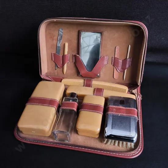 VINTAGE MID CENTURY MEN'S TRAVEL GROOMING KIT, TOILETRY VANITY SET WITH LEATHER CASE
