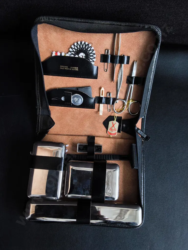 VINTAGE GENTLEMAN'S GROOMING SET, IN LEATHER CASE Image 1++