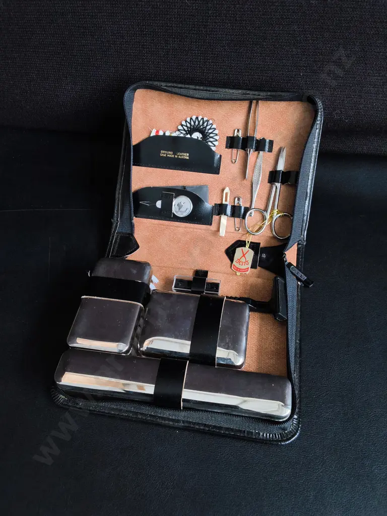 VINTAGE GENTLEMAN'S GROOMING SET, IN LEATHER CASE Image 1++
