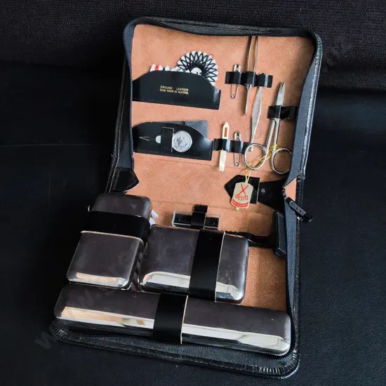 VINTAGE GENTLEMAN'S GROOMING SET, IN LEATHER CASE