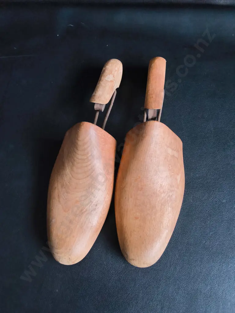 VINTAGE WOODEN FOLDING SHOE TREES STRETCHERS, ADJUSTABLE LENGTH Image 1++