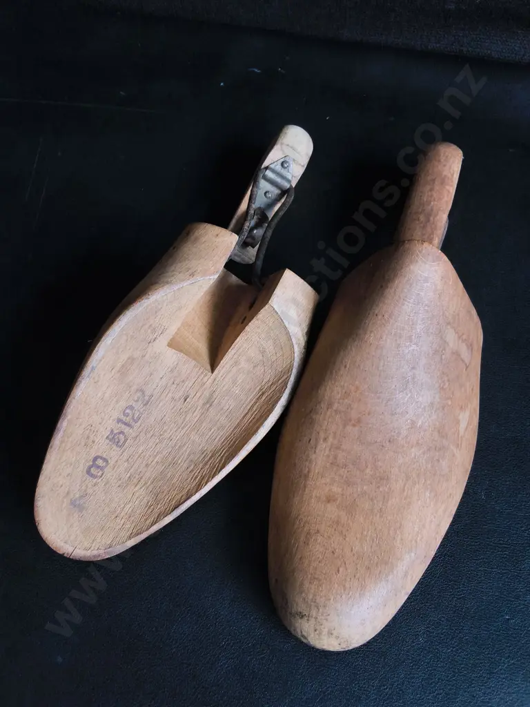 VINTAGE WOODEN FOLDING SHOE TREES STRETCHERS, ADJUSTABLE LENGTH Image 1++