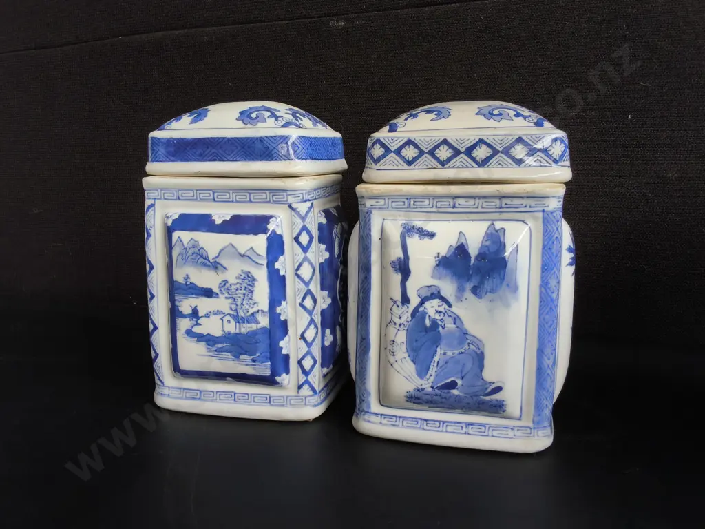 PAIR OF CHINESE BLUE AND WHITE PORCELAIN TEA CADDIES WITH LIDS, H 22 CM Image 1++