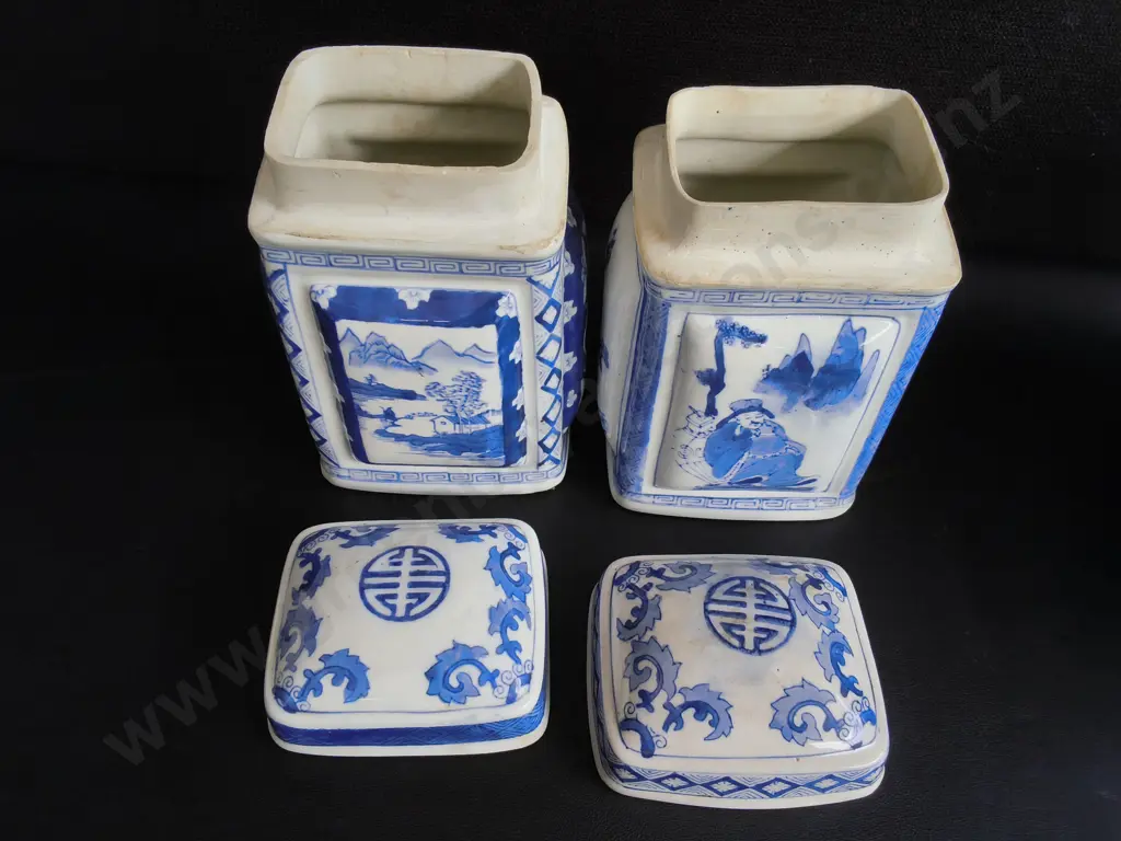 PAIR OF CHINESE BLUE AND WHITE PORCELAIN TEA CADDIES WITH LIDS, H 22 CM Image 1++
