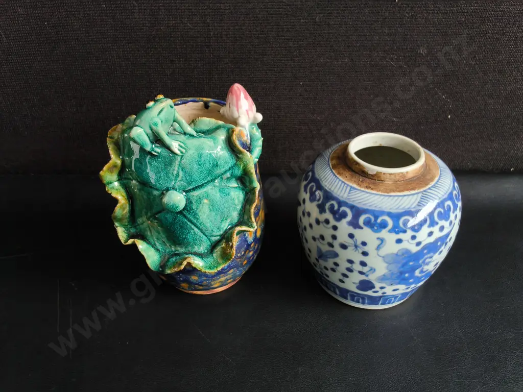 PAIR OF VINTAGE EAST ASIAN CERAMIC ITEMS, TALLEST H 19.5 CM Image 1++