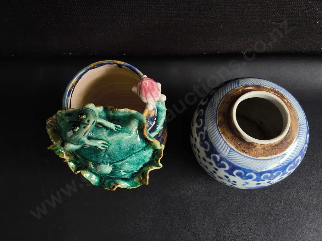 PAIR OF VINTAGE EAST ASIAN CERAMIC ITEMS, TALLEST H 19.5 CM Image 1++