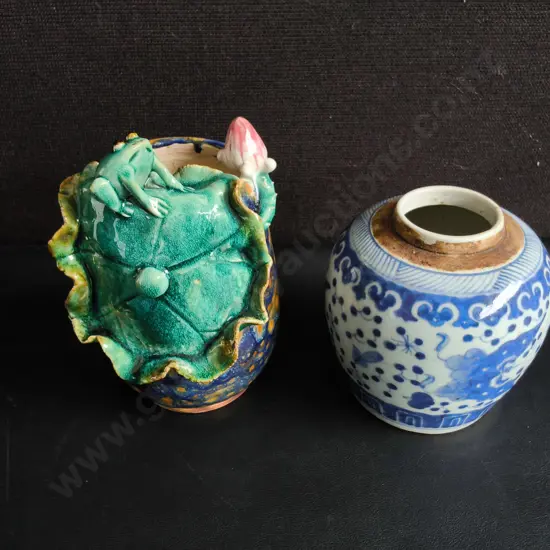 PAIR OF VINTAGE EAST ASIAN CERAMIC ITEMS, TALLEST H 19.5 CM