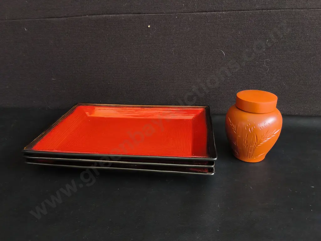 SET OF 3 RED SERVING PLATTERS AND CERAMIC LIDDED JAR, WIDEST W 39 CM Image 1++
