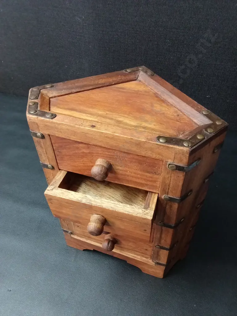 HAND CRAFTED WOODEN CHEST H23.5CM Image 1++