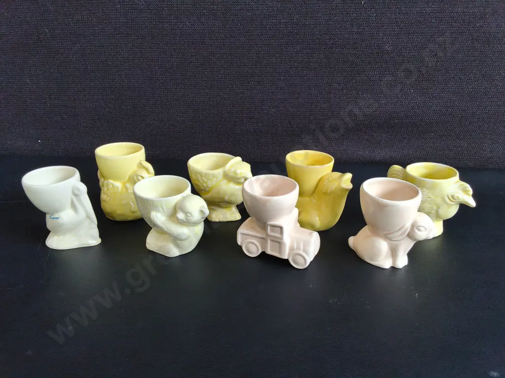 VINTAGE ANIMAL EGG CUPS, MID CENTURY NZ POTTERY, 8 PIECES, TALLEST H 6.5 CM Image 1++