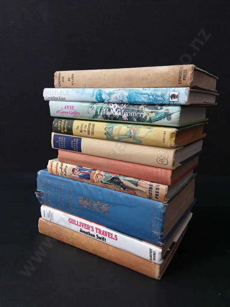 10 VINTAGE BOOKS Image 1++