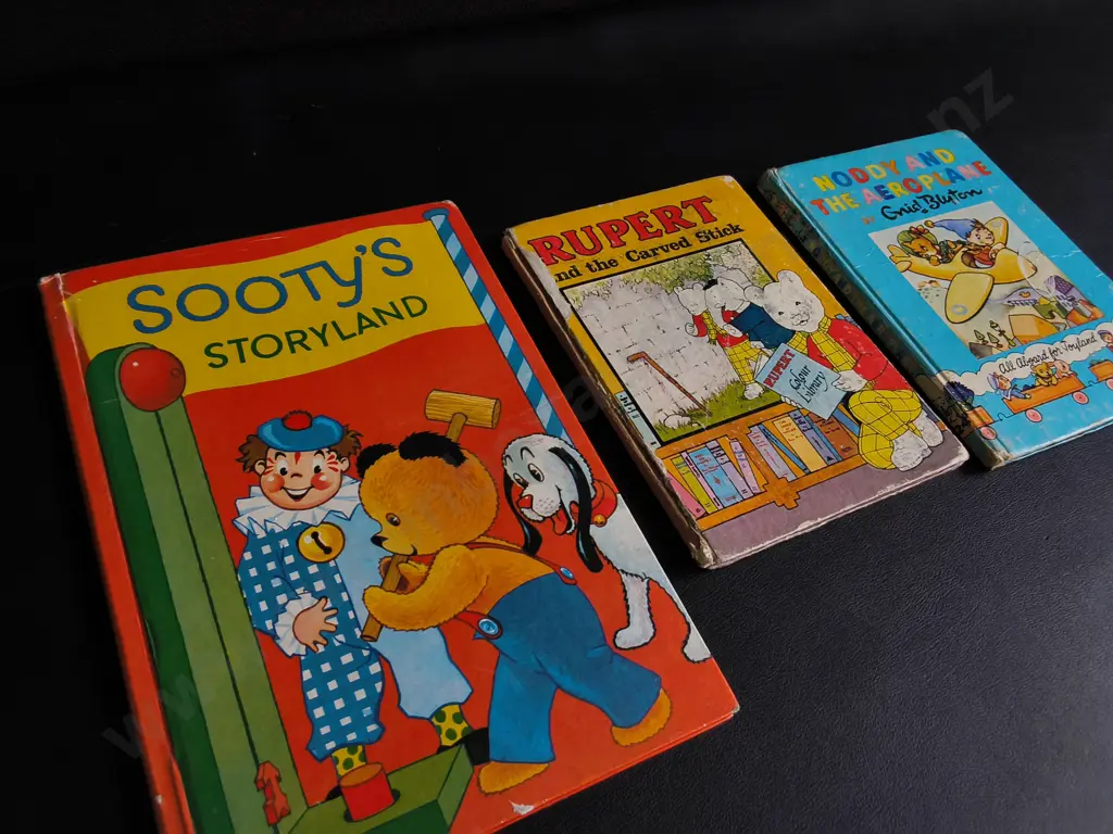 3 VINTAGE BRITISH CHILDREN'S BOOKS, SOOTY, RUPERT BEAR, NODDY Image 1++