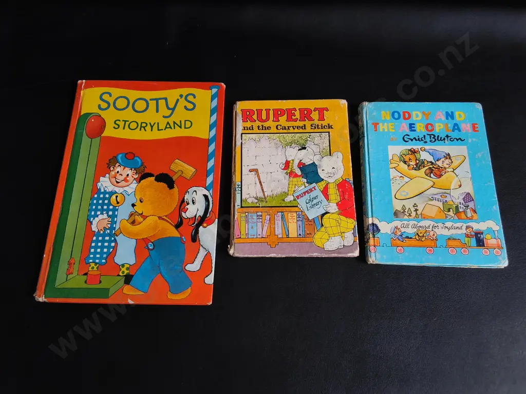 3 VINTAGE BRITISH CHILDREN'S BOOKS, SOOTY, RUPERT BEAR, NODDY Image 1++