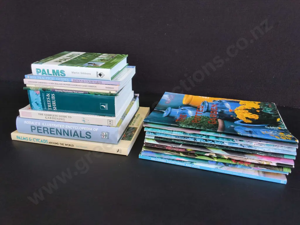 COLLECTION OF PLANT AND GARDENING BOOKS/ MAGAZINES Image 1++