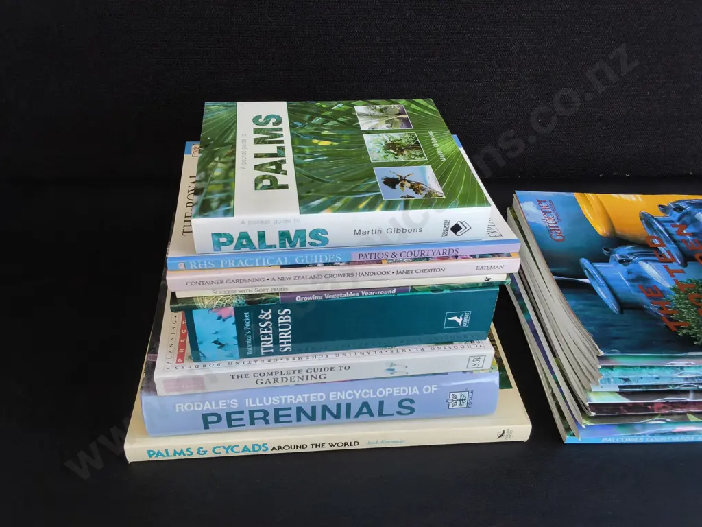 COLLECTION OF PLANT AND GARDENING BOOKS/ MAGAZINES Image 1++