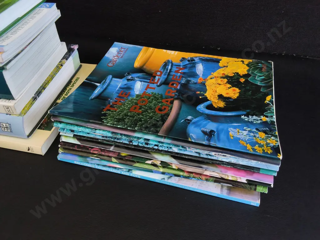 COLLECTION OF PLANT AND GARDENING BOOKS/ MAGAZINES Image 1++