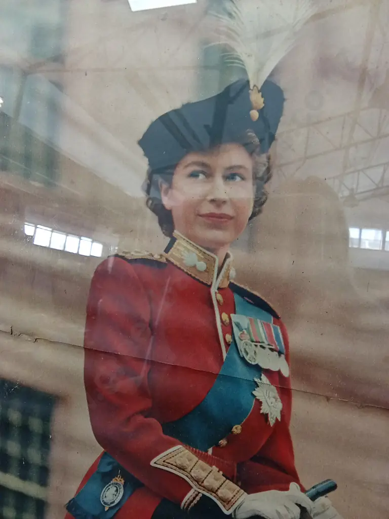 VINTAGE FRAMED IMAGE OF YOUNG QUEEN ELIZABETH 33CM X 48CM Image 1++