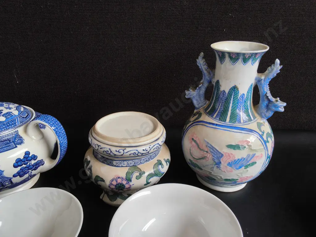 COLLECTION OF ASIAN PORCELAIN CERAMICS, 6 PIECES, TALLEST H 20 CM Image 1++