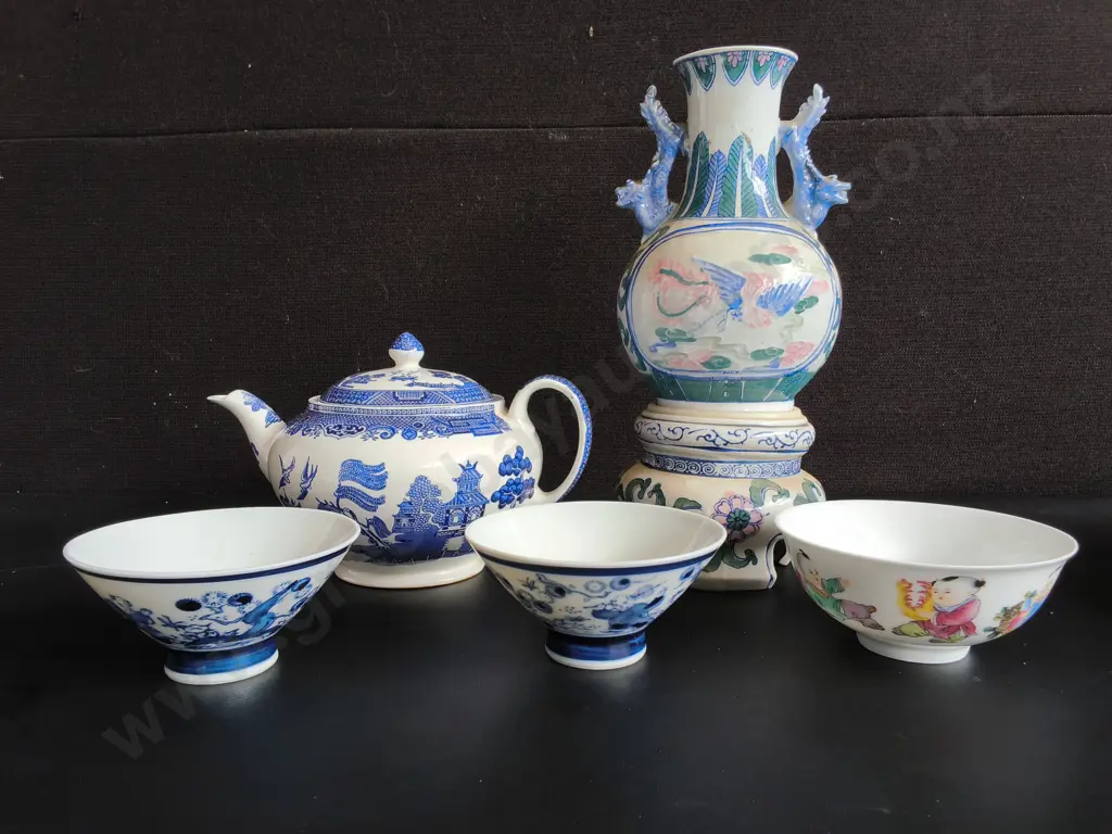 COLLECTION OF ASIAN PORCELAIN CERAMICS, 6 PIECES, TALLEST H 20 CM Image 1++