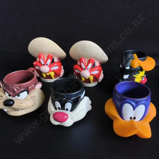 VINTAGE 1990S LOONEY TUNES PLASTIC CHARACTER MUGS, SET OF 6, TALLEST H 16 CM