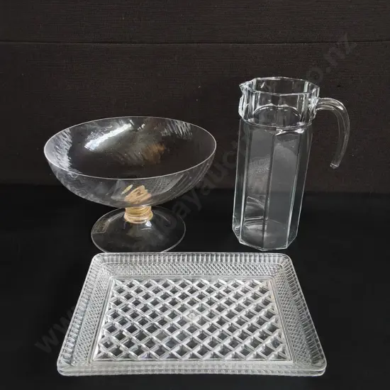 GLASS PEDESTAL SERVING BOWL, GLASS JUG, AND PAIR OF PLASTIC PRESSED GLASS STYLE TRAYS, TALLEST H 27 CM