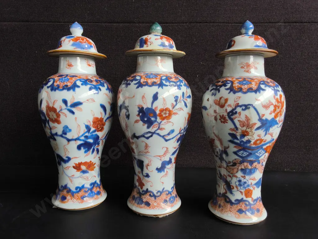 3 CHINESE IMARI STYLE PORCELAIN LIDDED GINGER JARS, H 27 CM, DAMAGE PICTURED Image 1++