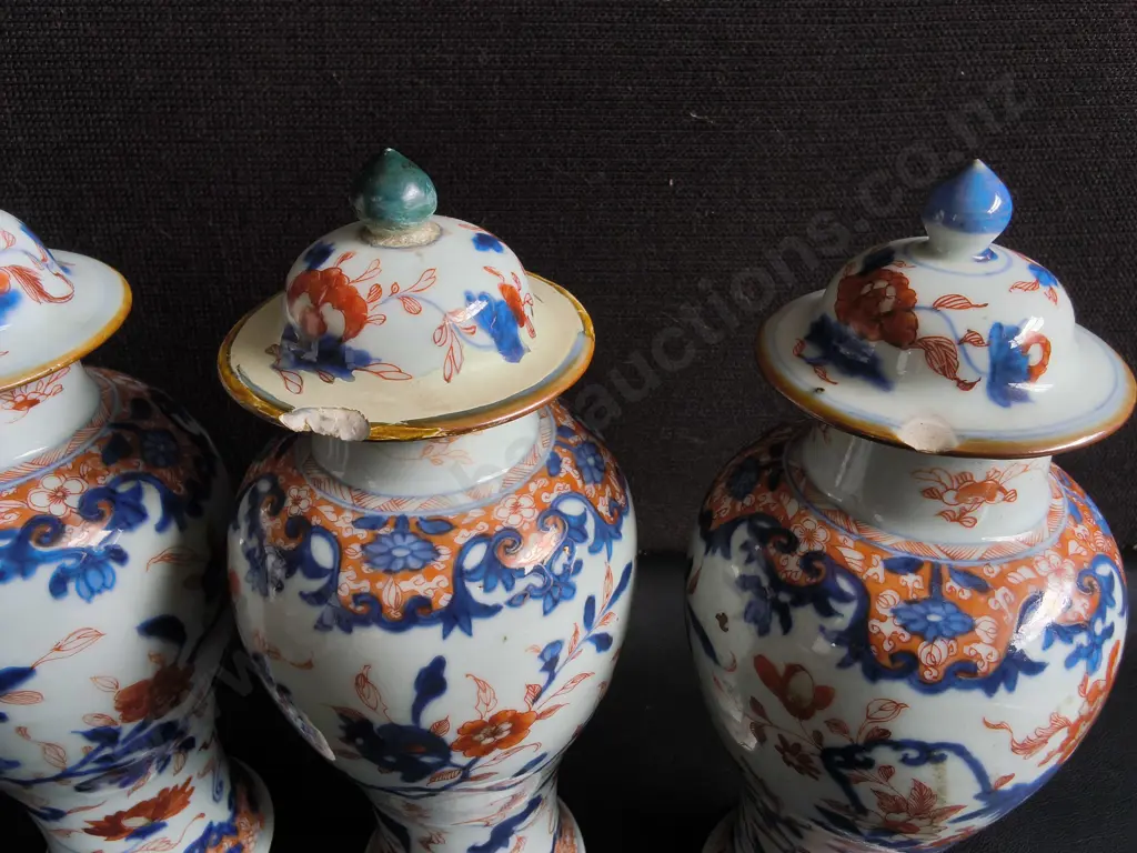 3 CHINESE IMARI STYLE PORCELAIN LIDDED GINGER JARS, H 27 CM, DAMAGE PICTURED Image 1++