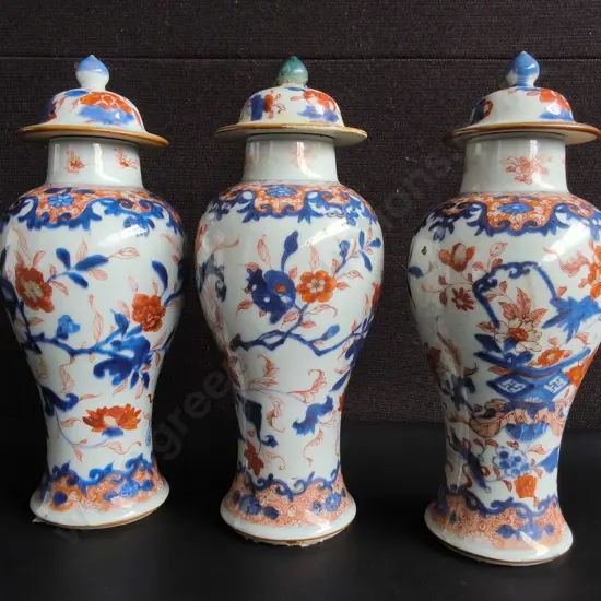 3 CHINESE IMARI STYLE PORCELAIN LIDDED GINGER JARS, H 27 CM, DAMAGE PICTURED