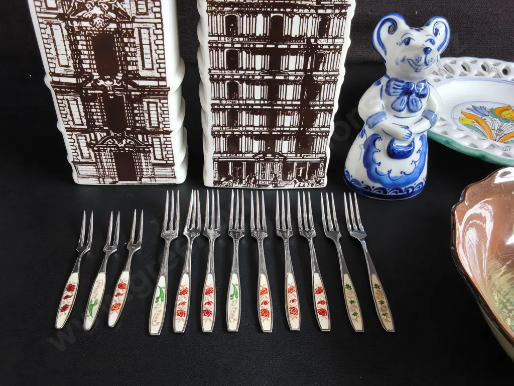 MIX OF VINTAGE CERAMIC AND PORCELAIN DECOR, TALLEST H 28 CM Image 1++