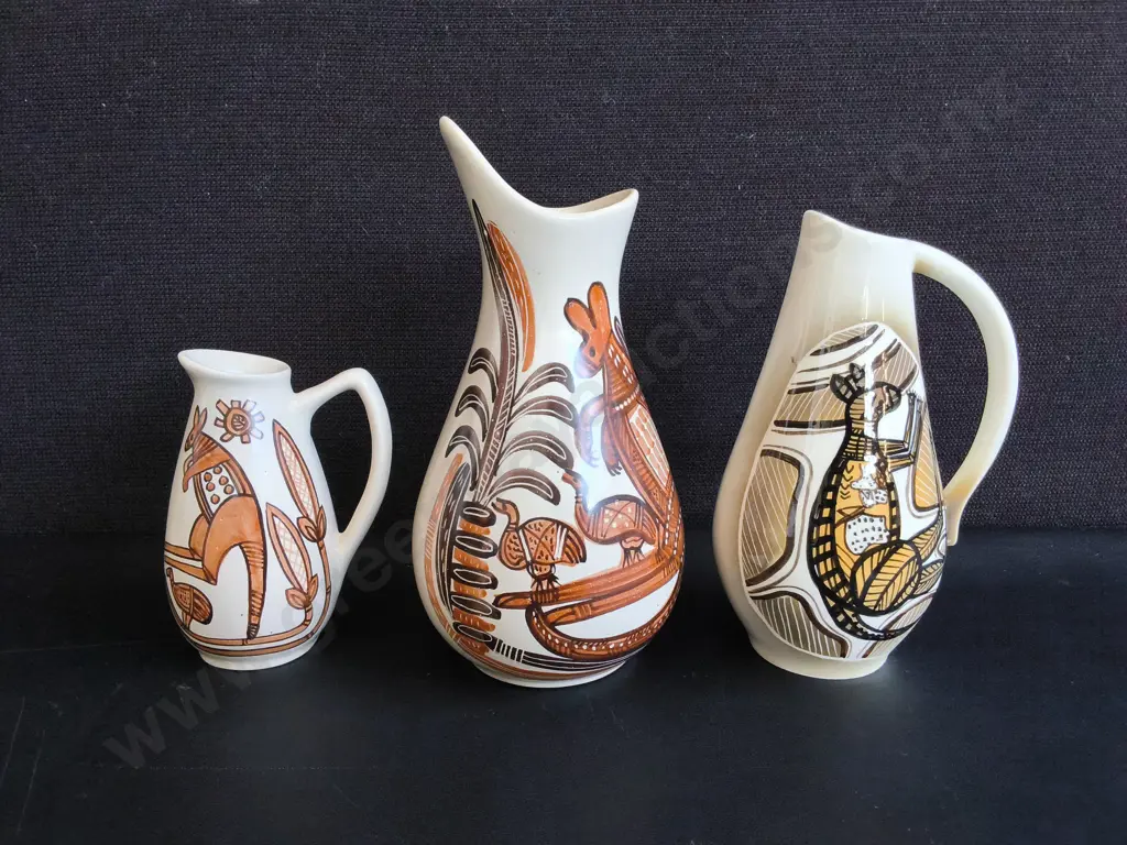 VINTAGE STUDIO ANNA AUSTRALIA POTTERY JUG SET, MID CENTURY HAND PAINTED CERAMICS, 3 PIECES, TALLEST H 23 CM Image 1++