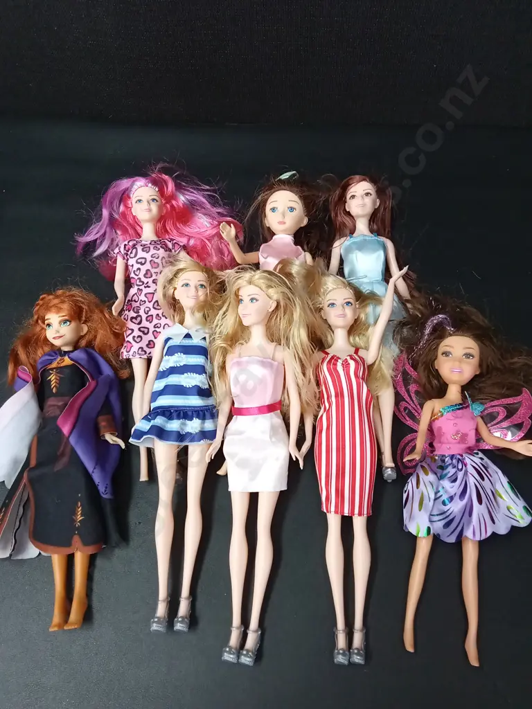 8 DOLLS Image 1++