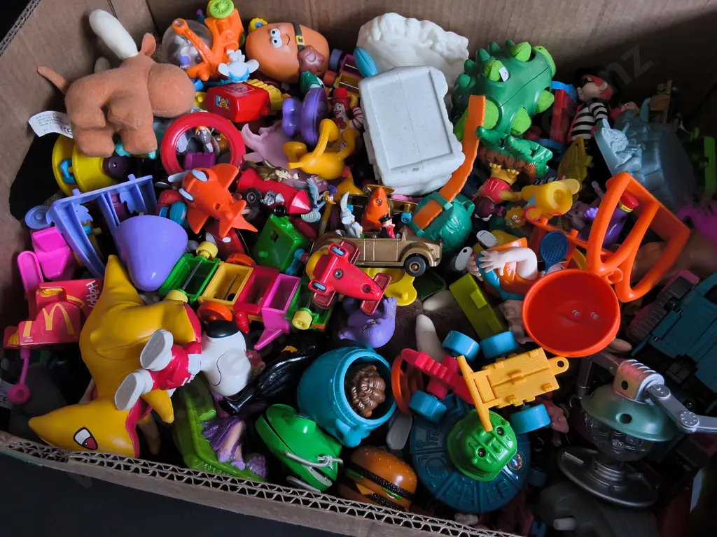 BOX MIX OF TOYS, INCLUDING VINTAGE FAST FOOD PROMOTIONAL TOYS Image 1++