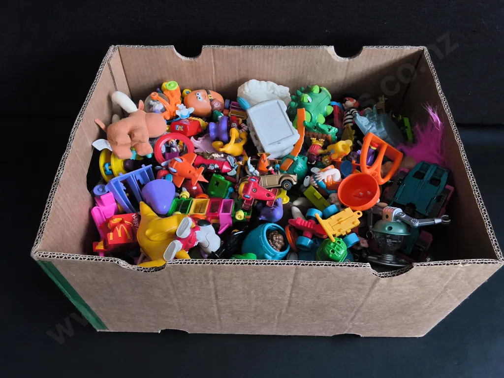 BOX MIX OF TOYS, INCLUDING VINTAGE FAST FOOD PROMOTIONAL TOYS Image 1++