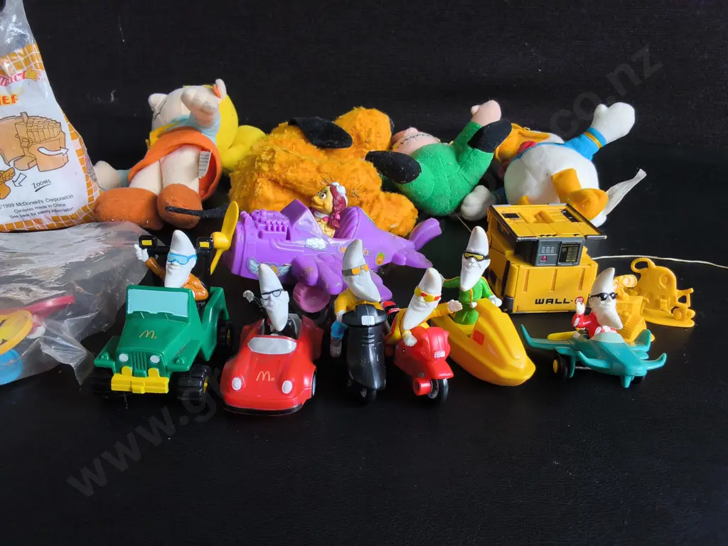 COLLECTION OF VINTAGE FAST FOOD PROMOTIONAL TOYS AND CHARACTER FIGURES Image 1++
