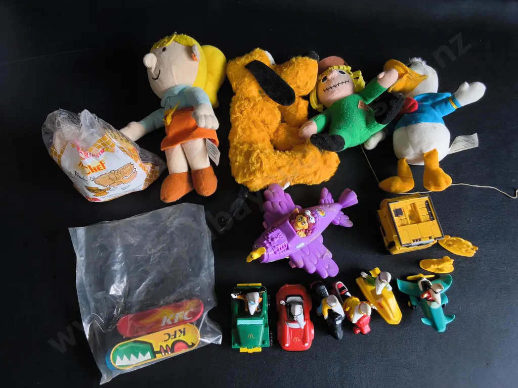 COLLECTION OF VINTAGE FAST FOOD PROMOTIONAL TOYS AND CHARACTER FIGURES Image 1++