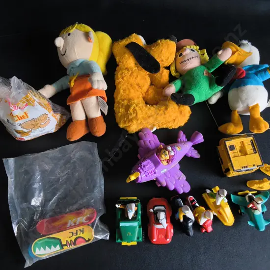 COLLECTION OF VINTAGE FAST FOOD PROMOTIONAL TOYS AND CHARACTER FIGURES