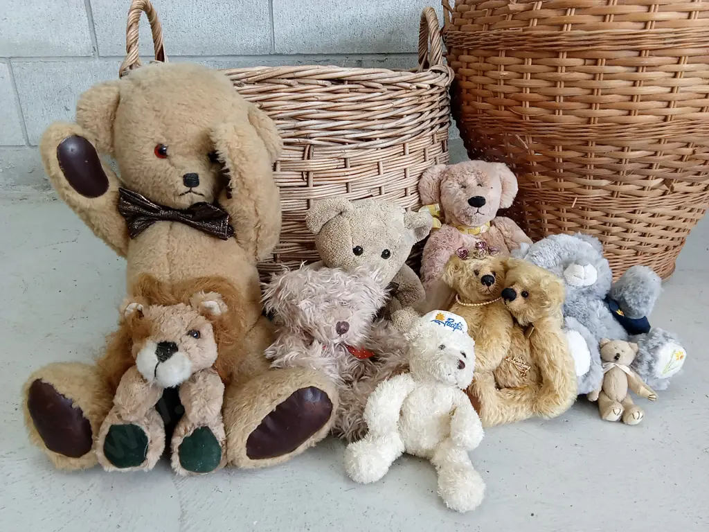 TWO BASKET HAMPERS AND TEDDY BEAR COLLECTION, RIGHT HAMPER IS 52CM TALL Image 1++
