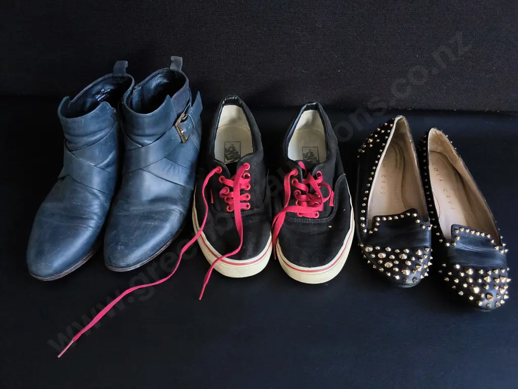 3 PAIRS OF SHOES Image 1++