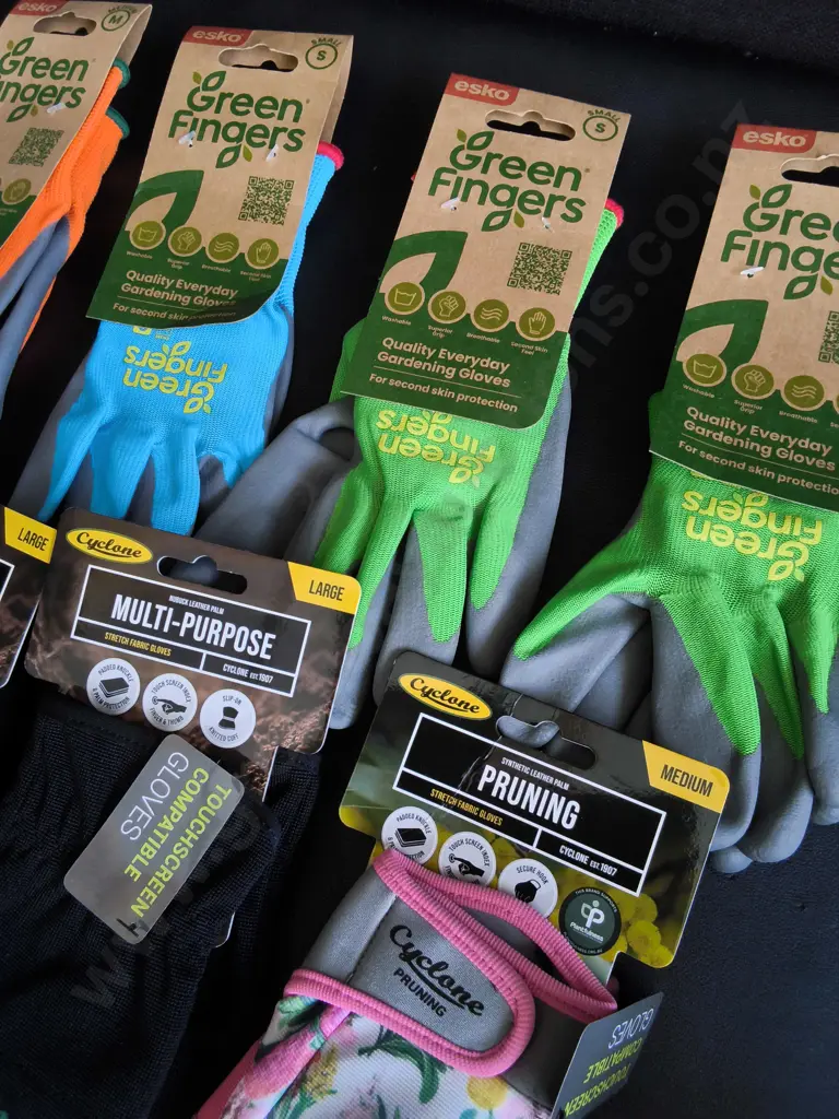 7 BRAND NEW PAIRS OF GARDENING GLOVES Image 1++
