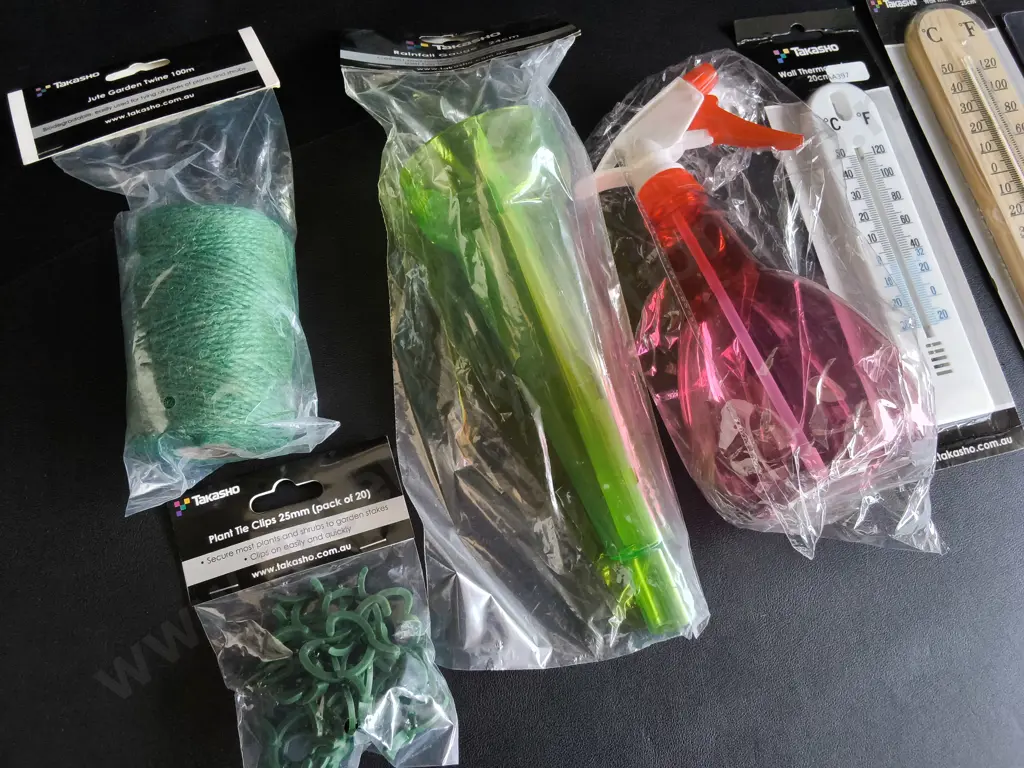MIX OF BRAND NEW TAKASHO GARDENING ITEMS, PRUNING SNIPS, WALL THERMOMETERS, SPRAYER, RAINFALL GAUGE, PLANT CLIPS, TWINE Image 1++
