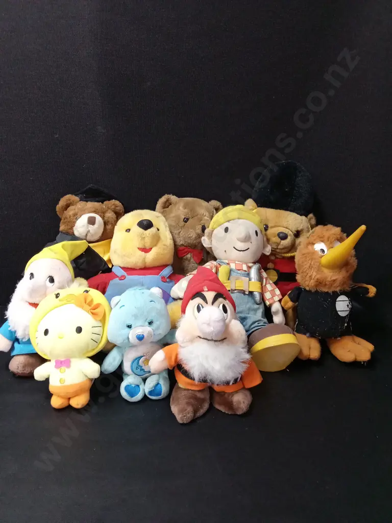 COLLECTION OF SOFT TOYS Image 1++
